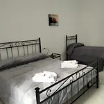 לינה וארוחת בוקר Lumacors House